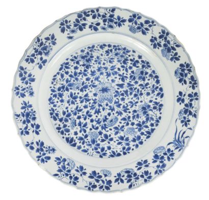 null Deux plats en porcelaine bleu blanc
Chine, époque Kangxi (1662-1722)
A décor...