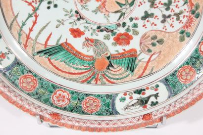 null Grand plat en porcelaine famille verte
Chine, époque Kangxi (1662-1722)
A décor...