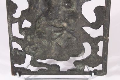 null Plaque en bronze 
Tibet, fin du XIXe siècle
Rectangulaire, à décor ajouré d'une...