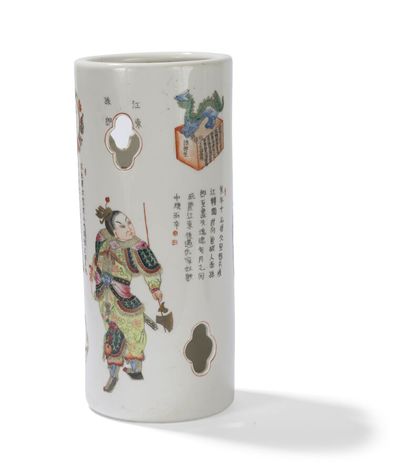 null POLYCHROME PORCELAIN HAT STAND VASE
China, early 20th century.
Cylindrical,...