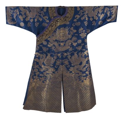 null Robe d'été en soie bleue tissée
Chine, époque Guangxu (1875-1908)
À décor de...