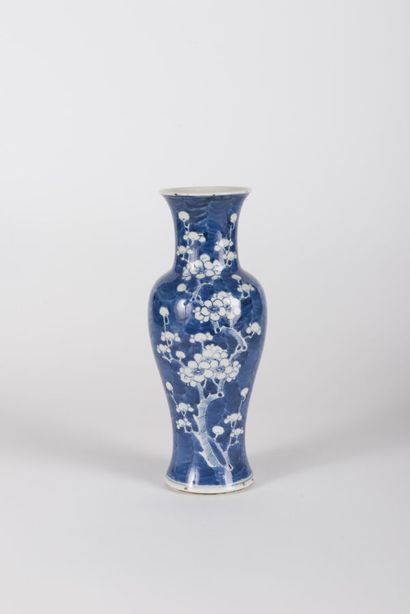 null Blue and white porcelain vase
China, 19th century
Baluster, decorated with cherry...