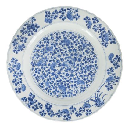 null Deux plats en porcelaine bleu blanc
Chine, époque Kangxi (1662-1722)
A décor...