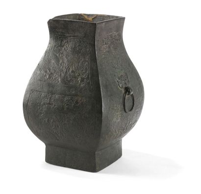 null Vase Hu bronze
Chine, début de la dynastie Ming (1368-1644)
Balustre carré,...