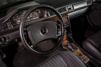null Mercedes W124 260E, 24/08/1990, Limousine 6 portes, 8 places, carrosserie Baron's...