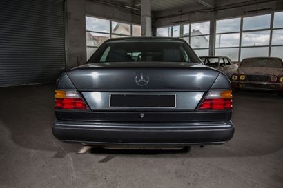 null Mercedes W124 260E, 24/08/1990, Limousine 6 portes, 8 places, carrosserie Baron's...