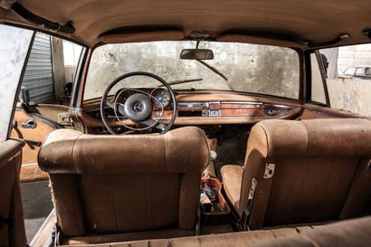 null Mercedes 220 SE, 1965, 2-door coupe in metallic gold, beige leather upholstery,...