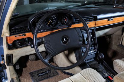 null Mercedes 350SE du 24/04/1975, berline 4 portes, 136434 km au compteur n° de...