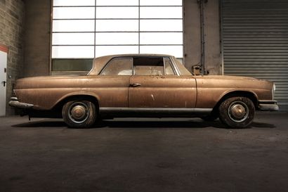 null Mercedes 220 SE, 1965, 2-door coupe in metallic gold, beige leather upholstery,...