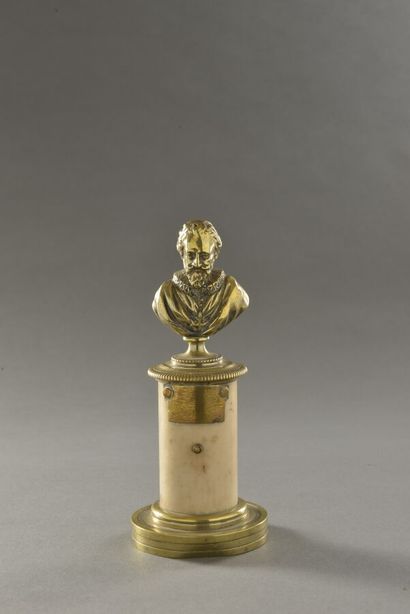 null Buste de Henri IV portant l'ordre du saint Esprit en bronze doré, il repose...