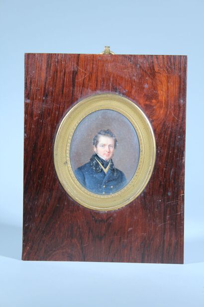 null Ecole française vers 1830, Portrait d'homme au gilet noir, miniature ovale,...