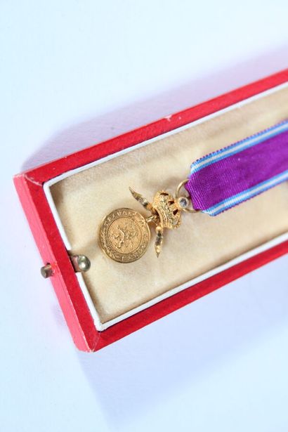 null Belgique, ordre du Lion créé en 1891, en or jaune surmonté d'un diamant taillé...