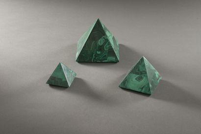 null Trois pyramides en placage de malachite, hauteurs 4,5, 7,3 et 9,5 cm.
