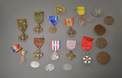 null Lot de dix décorations militaires et civiles dont croix de guerre, croix du...