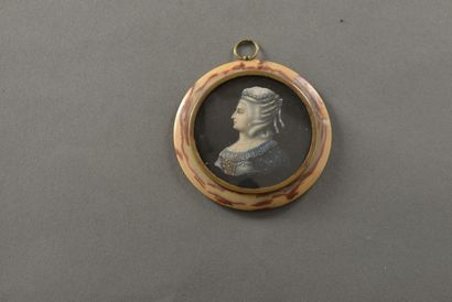 null Miniature ronde représentant le profil d'une femme dans le goût du XVIIIème...