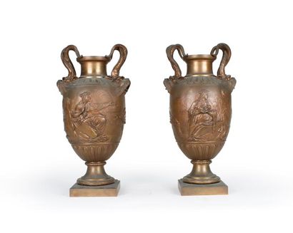 null PAIRE DE VASES EN BRONZE PATINÉ

d’après Clodion, à décor de vestales et animaux...