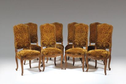 null Série de huit chaises aux formes galbées en chêne mouluré et sculpté de coquilles...