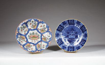 null Delft, 

Plat rond et creux en faïence décoré en bleu sur fond blanc de motifs...