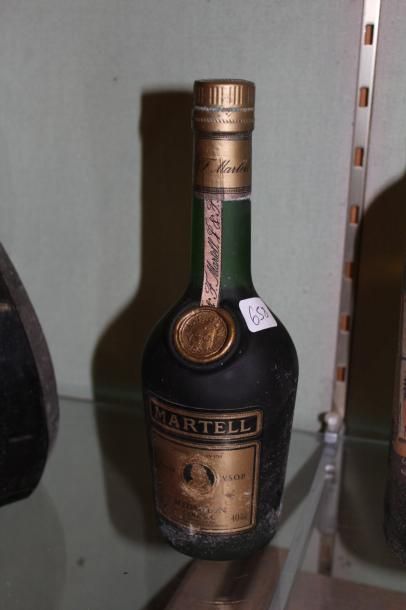 null Cognac Grande Champagne très vieille T. Hine

Cognac Martell Médaillon 	35 ...
