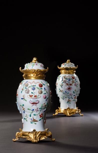 null PAIRE DE VASES COUVERTS EN PORCELAINE DE CHINE

DE LA FIN DE LA PÉRIODE YONGZHENG...