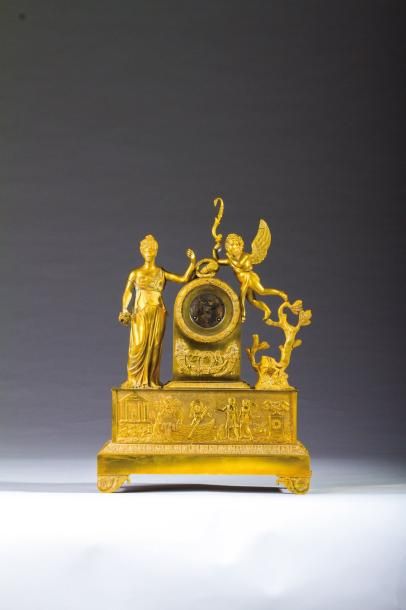 null PENDULE EN BRONZE DORÉ

représentant Vénus désarmant l’Amour ; reposant sur...