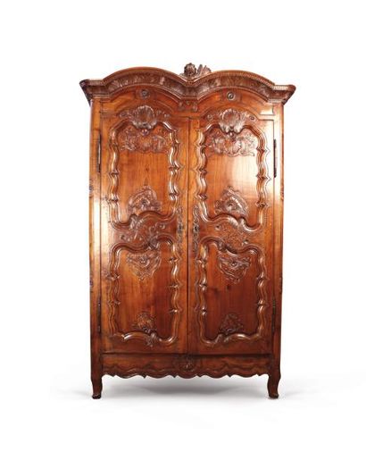 null ARMOIRE EN BOIS FRUITIER SCULPTÉ

ouvrant à deux portes à décor de rocailles...