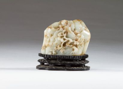 null ROCHER EN JADE CELADON ET ROUILLE SCULPTÉ

CHINE, XVIIème SIECLE

Une face sculptée...