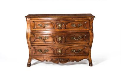 null Commode en noyer mouluré et sculpté de réserves chantournées à plateau de bois,...