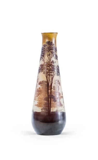 null GALLE (1846-1904) Vase conique à col évasé. Epreuve en verre doublé marron rouge...