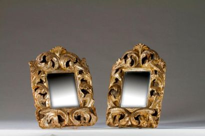 null Paire de miroirs en bois sculpté et argenté à décor ajouré de feuillage. XVIIIème...