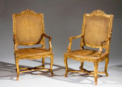 null Paire de grands fauteuils en bois sculpté et doré à décor de feuillages, coquilles...