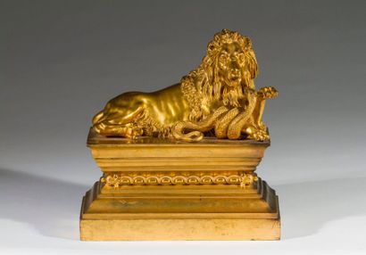 null Elément de chenet en bronze doré figurant un lion au serpent sur un socle à...
