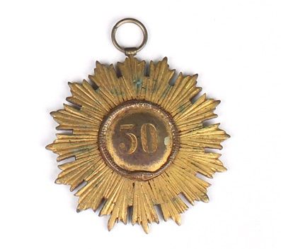 null BIJOU DU 30ème 

Plaque rayonnante gravée au centre «30°». Bronze doré,

XIXème...