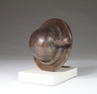null L. JIMENEZ (XX°)

	Castoreño (Chapeau de picador)

	Bronze sur socle travertin,...
