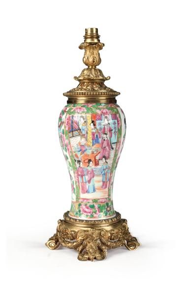 null Vase en porcelaine de Canton, de forme balustre, à décor polychrome de scènes...