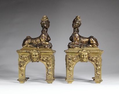 null Paire de chenets de style Louis XIV en bronze ciselé et en partie doré figurant...