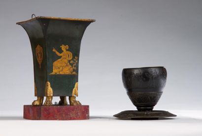 null Vase en tôle peinte de forme carrée et évasée décoré à l’or et à l’aiguille...