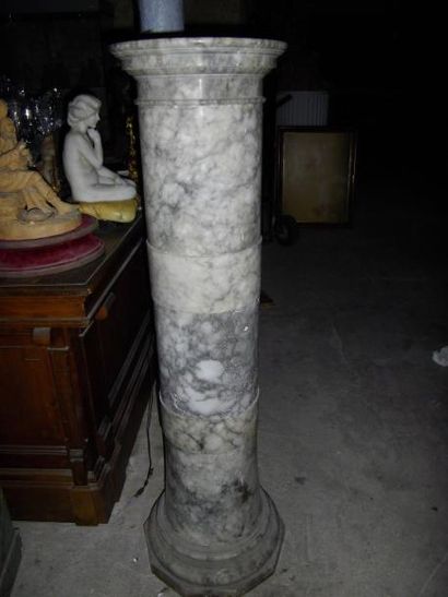null Demi-colonne baguée en albâtre veiné gris et blanc mouluré, socle à plinthe...