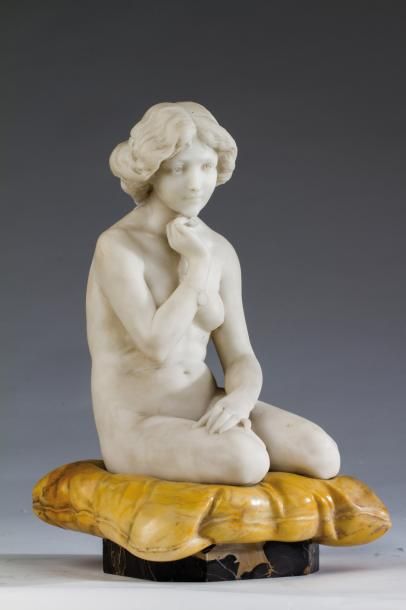 null CARADOSSI (1861 - ?), 

	Nu assis sur coussin

	Sculpture en marbres blanc et...