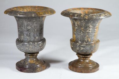 null Deux vases d’ornementation formant pendants en marbre veiné gris et blanc à...