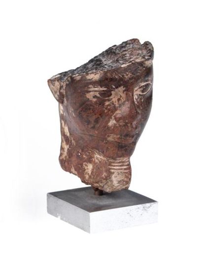 null PETITE TÊTE DE TYPE PHARAONIQUE ÉGYPTIENen pierre dure noire.XIXème siècle.Haut.:...