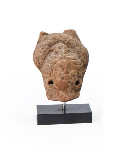 null TÊTE D'ISISTerre cuite.Alexandrie, époque romaine. Haut. 6,5 cm80/100 €