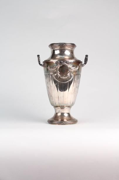 null Vase argent minerve de forme balustre à anses, décor aux rubans croisés et rinceaux...
