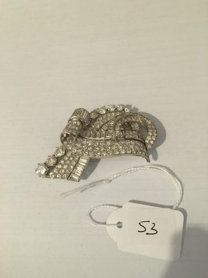 null Broche en or gris en forme de ruban ornée de diamantsbaguettes sertis rail,...