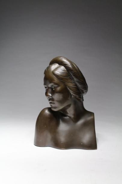 null ECOLE VIETNAMIENNE DÉBUT XXÈME

Portrait de jeune femme en buste

Bronze à patine...