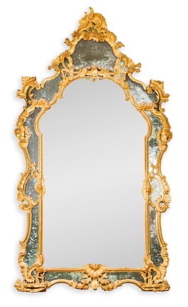 null IMPORTANT MIROIR EN BOIS DORE

ET VERRE GRAVE,

à décor de coquilles, agrafes,...