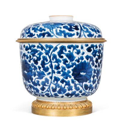 null POT COUVERT EN PORCELAINE BLEU BLANC

MONTE BRONZE, CHINE, FIN DE L'EPOQUE 

KANGXI,...