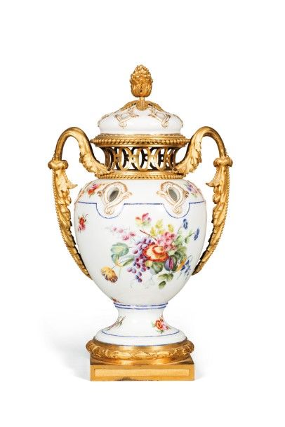 null VASE POT-POURRI EN PORCELAINE

à monture de bronze doré. Epoque Louis XVI.

Haut.:...