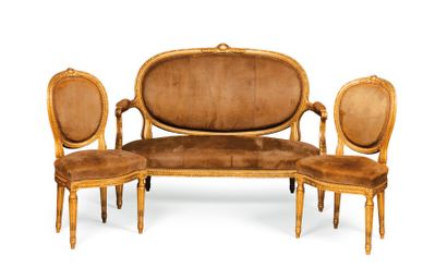 null MOBILIER DE SALON
composé d’un canapé, de quatre fauteuils, deux chaises.
Style...