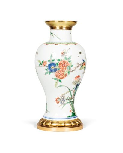 null PETIT VASE EN PORCELAINE DE CHINE

FAMILLE VERTE DU XVIIIÈME SIÈCLE,

à monture...